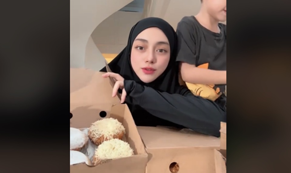 Celine Evangelista Review Donat Pinkan Mambo yang Viral [Instagram]